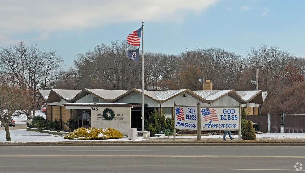 745 Old Willets Path, Hauppauge, NY for sale - Primary Photo - Image 1 of 1