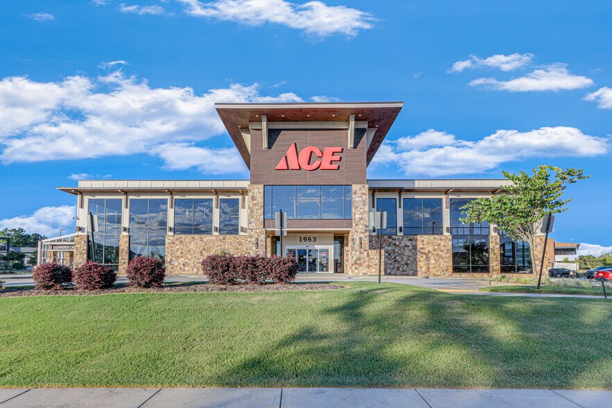 1963 Jesse Jewell Pkwy NE, Gainesville, GA for lease - Building Photo - Image 2 of 27