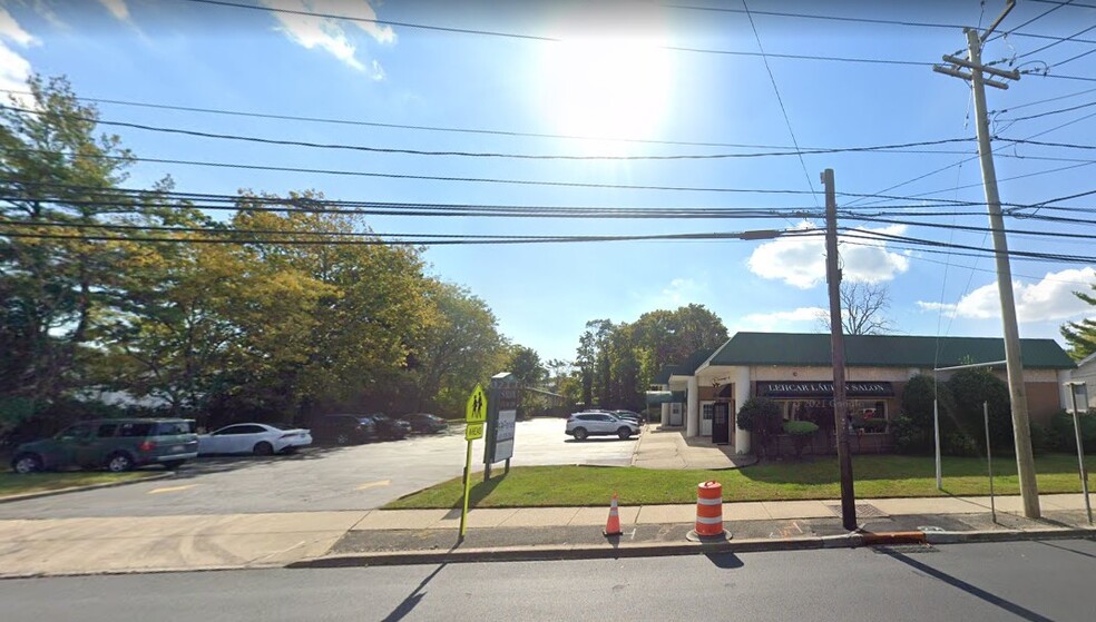 140 W Main St, East Islip, NY for lease - Building Photo - Image 1 of 11