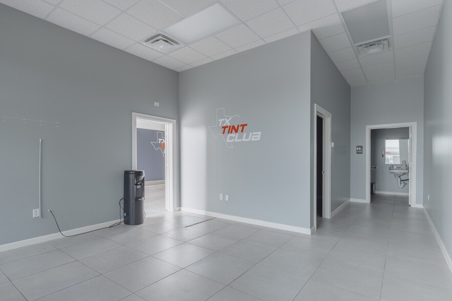 8990 Parkwest Dr, Houston, TX for lease - Interior Photo - Image 2 of 16