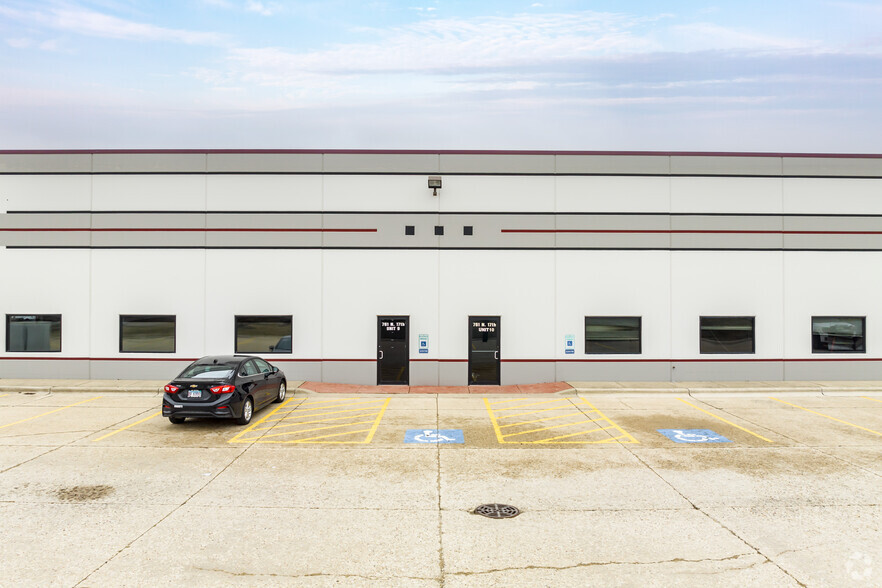 761 N 17th St, St Charles, IL for lease - Building Photo - Image 3 of 26