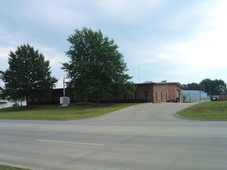 400 N Harvey St, Seminole, OK for lease - Primary Photo - Image 2 of 52