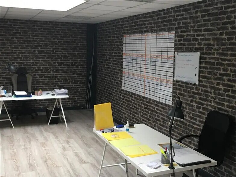 Flex in Élancourt for lease - Interior Photo - Image 3 of 6