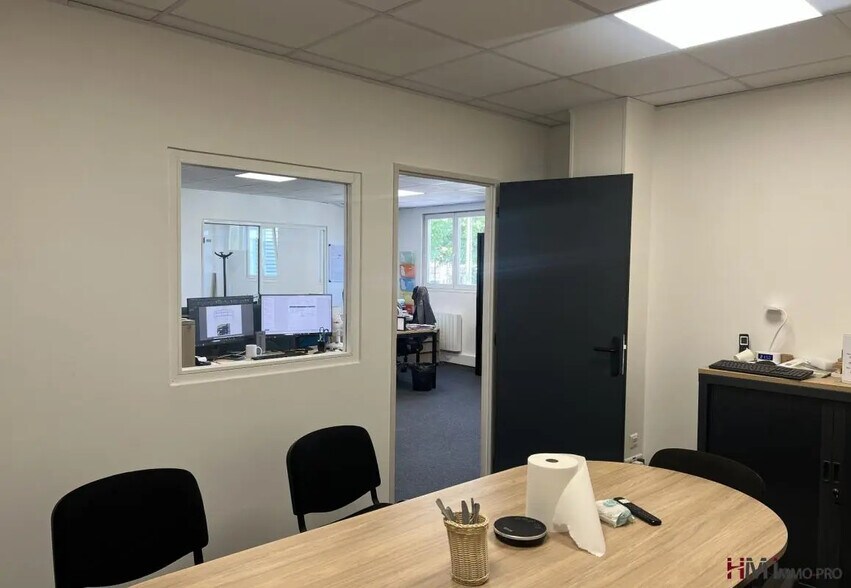 Office in Le Petit-Quevilly for lease - Interior Photo - Image 2 of 7