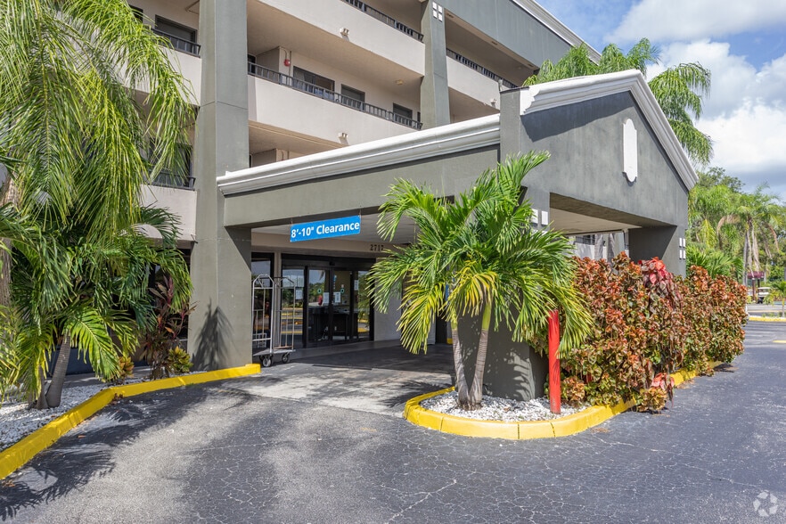 2717 Colonial Blvd, Fort Myers, FL for sale - Building Photo - Image 3 of 4