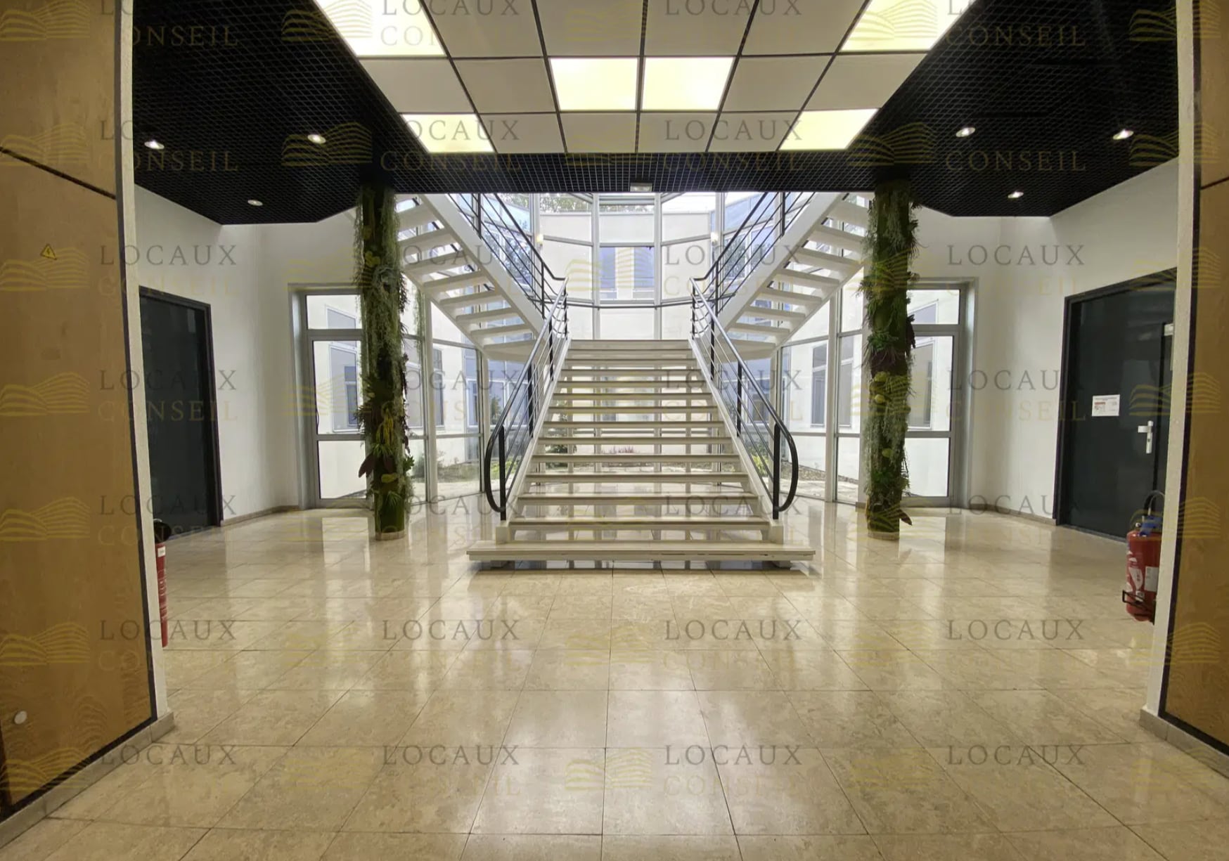 Office in Éragny for lease Interior Photo- Image 1 of 11