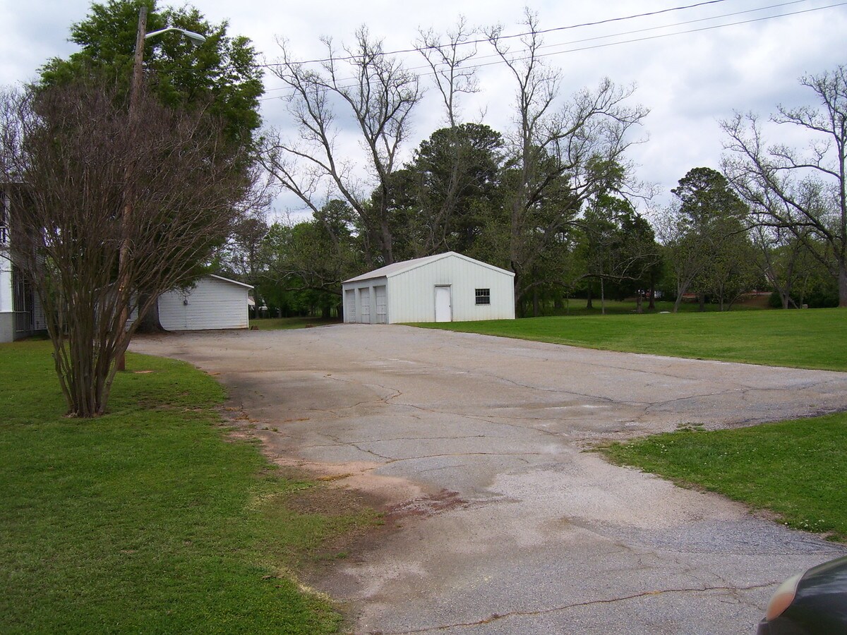 1901 W McIntosh Rd, Griffin, GA 30223