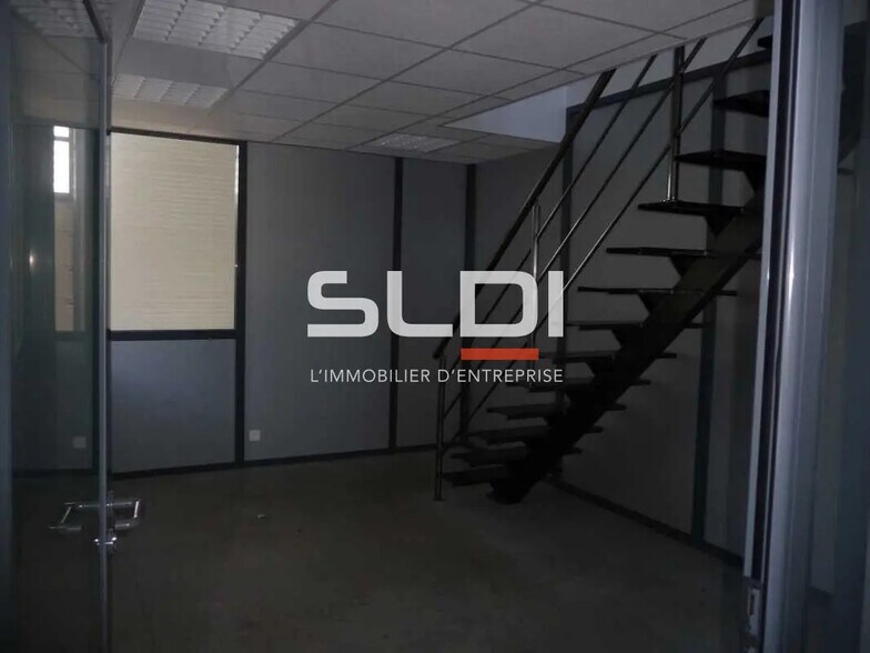 Flex in Beynost for lease - Interior Photo - Image 2 of 4