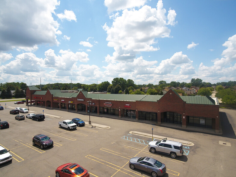 8811-8899 Newburgh Rd, Livonia, MI for lease - Building Photo - Image 1 of 8