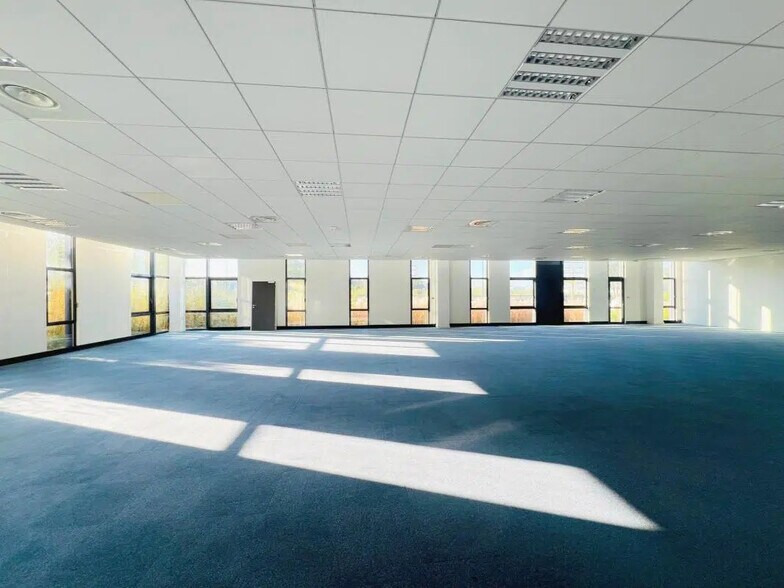 Office in Élancourt for lease - Interior Photo - Image 3 of 13