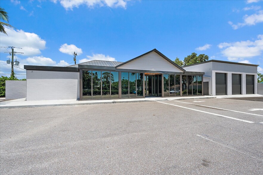 2407 Bee Ridge Rd, Sarasota, FL for sale - Building Photo - Image 3 of 27