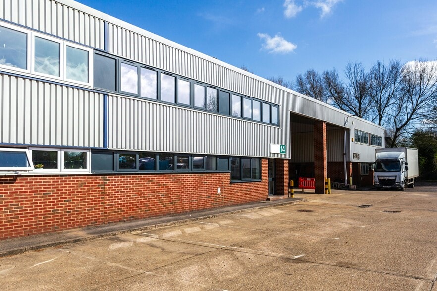Farmbrough Clos, Aylesbury for lease - Building Photo - Image 1 of 39