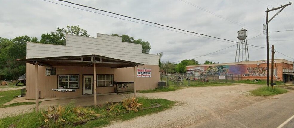 304 W Parker St, Elkhart, TX for sale - Building Photo - Image 2 of 11