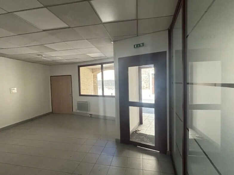 Retail in Pélissanne for lease - Interior Photo - Image 2 of 11