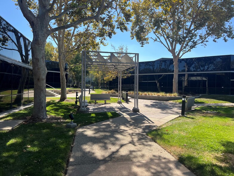 20970 Warner Center Ln, Woodland Hills, CA for sale - Building Photo - Image 2 of 23