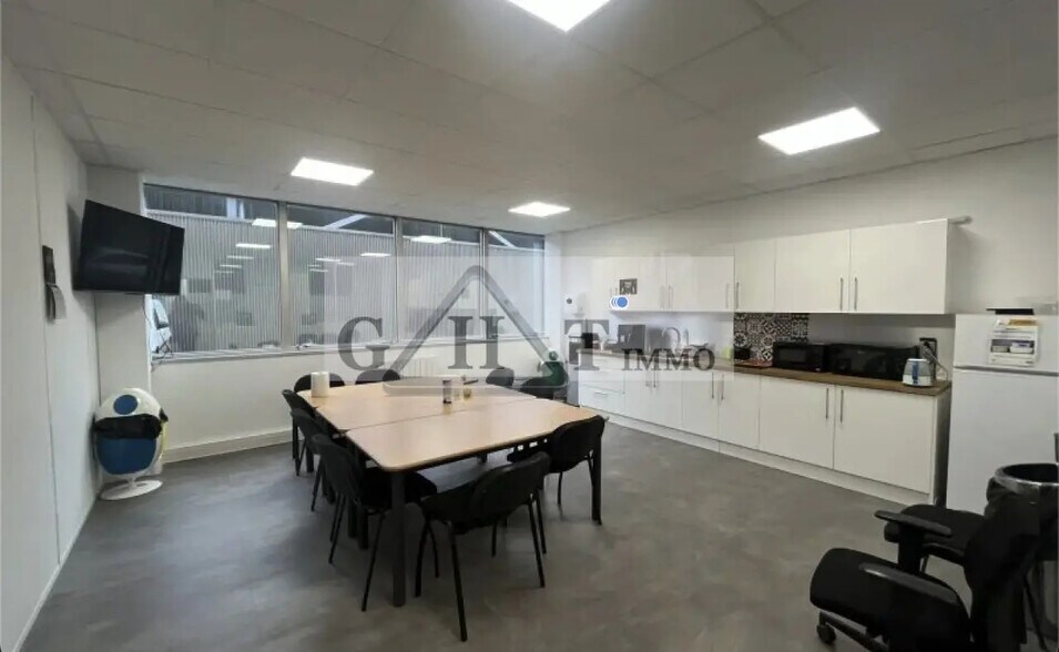 Office in Les Ulis for lease - Interior Photo - Image 2 of 2