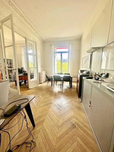 Office in Paris for lease - Interior Photo - Image 2 of 7