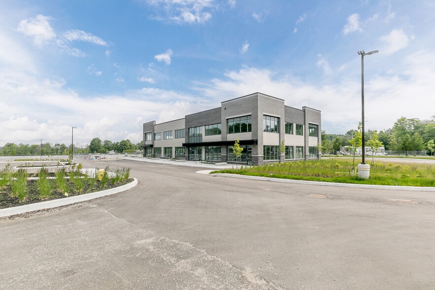 670 Balm Beach Rd E, Midland, ON for lease - Building Photo - Image 2 of 34