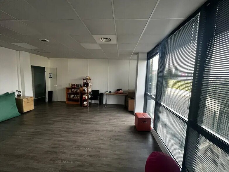 85 Rue Pierre Duhem, Aix-en-Provence for lease - Interior Photo - Image 3 of 12