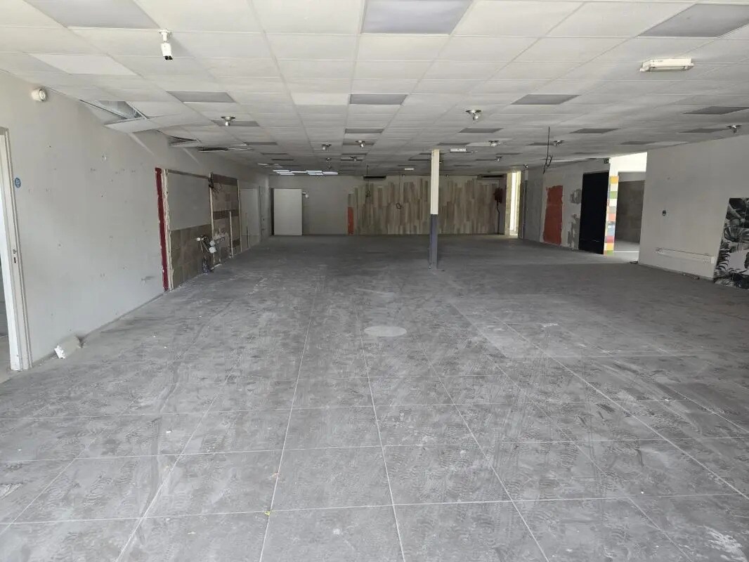 Retail in Arles for lease Interior Photo- Image 1 of 13
