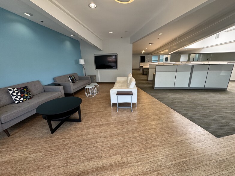 131 Aberdeen Dr, Cardiff By The Sea, CA for lease - Interior Photo - Image 2 of 6