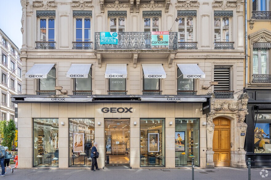 Office in Lyon for lease - Building Photo - Image 2 of 3