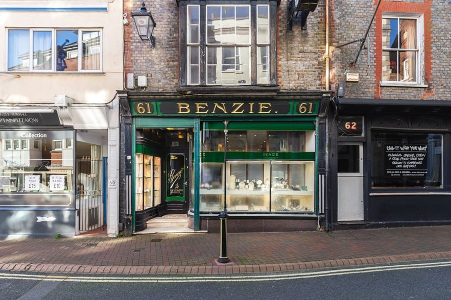 61 High St, Cowes for sale - Primary Photo - Image 1 of 2