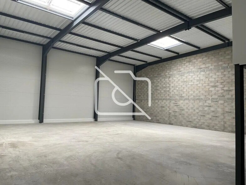 Industrial in Bondoufle for lease - Interior Photo - Image 3 of 4
