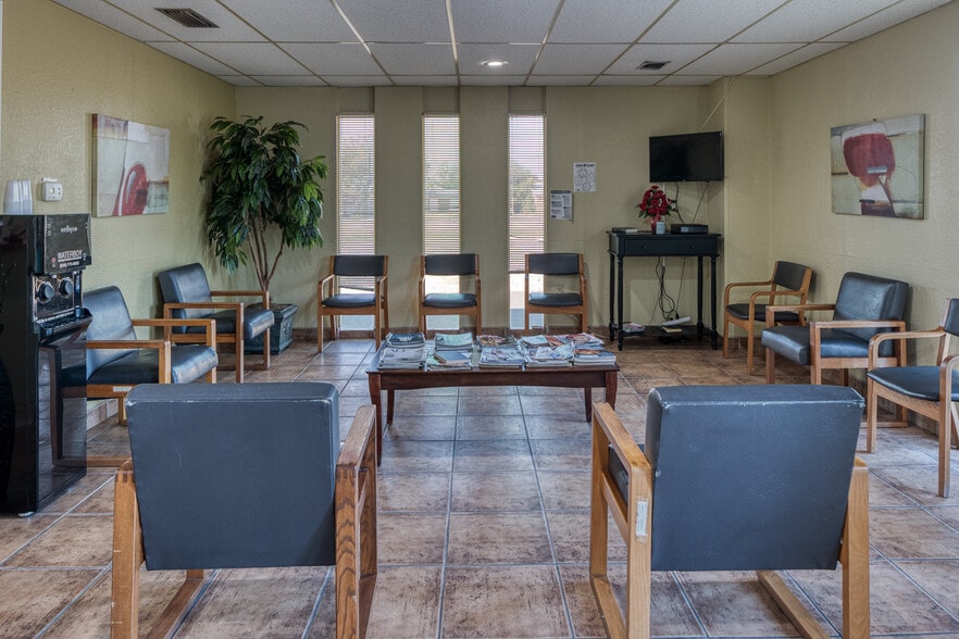 1011 E 7th St, Del Rio, TX for sale - Interior Photo - Image 3 of 43