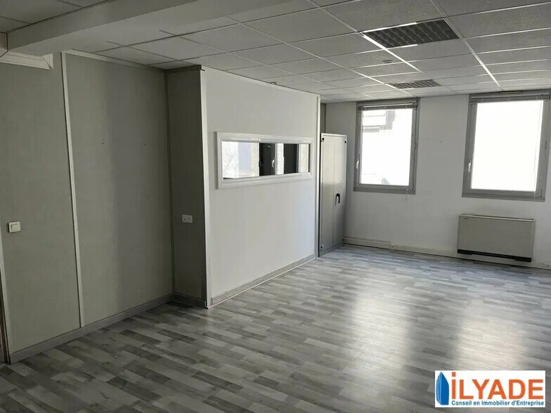 Office in Aix-en-Provence for lease - Interior Photo - Image 2 of 3