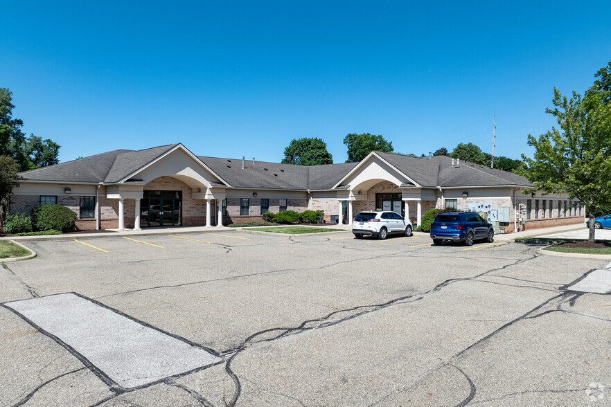 450 White Pond Dr, Akron, OH for lease - Primary Photo - Image 1 of 5