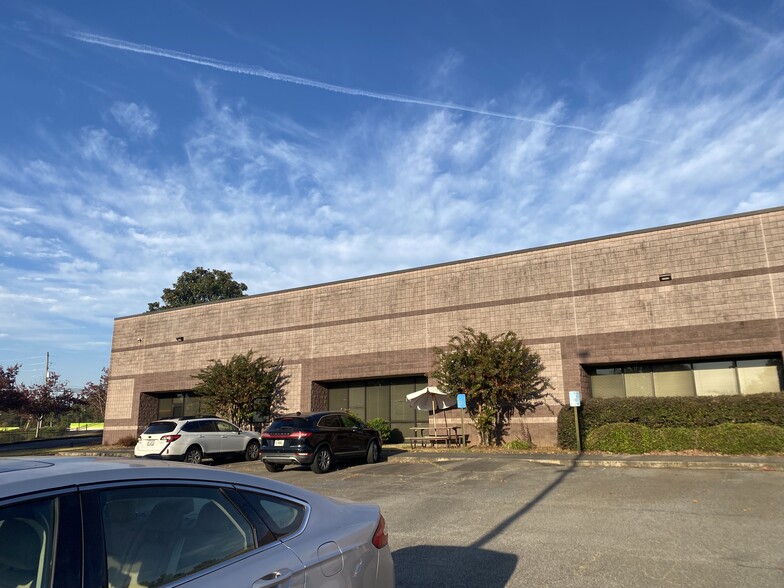 3137 Chestnut Dr, Atlanta, GA for lease - Building Photo - Image 3 of 23