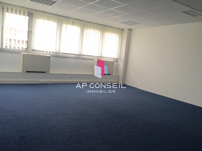 Office in Le Chesnay-Rocquencourt for lease - Building Photo - Image 2 of 6