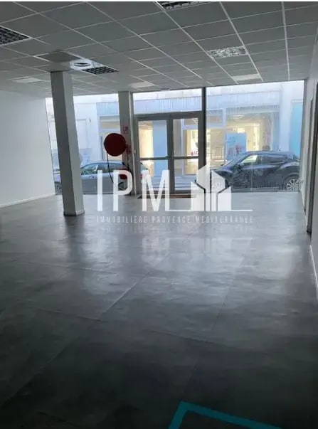 Retail in Marseille for lease Interior Photo- Image 1 of 5
