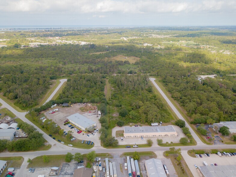 570 Rusty Marshall Dr, Englewood, FL for sale - Building Photo - Image 3 of 8