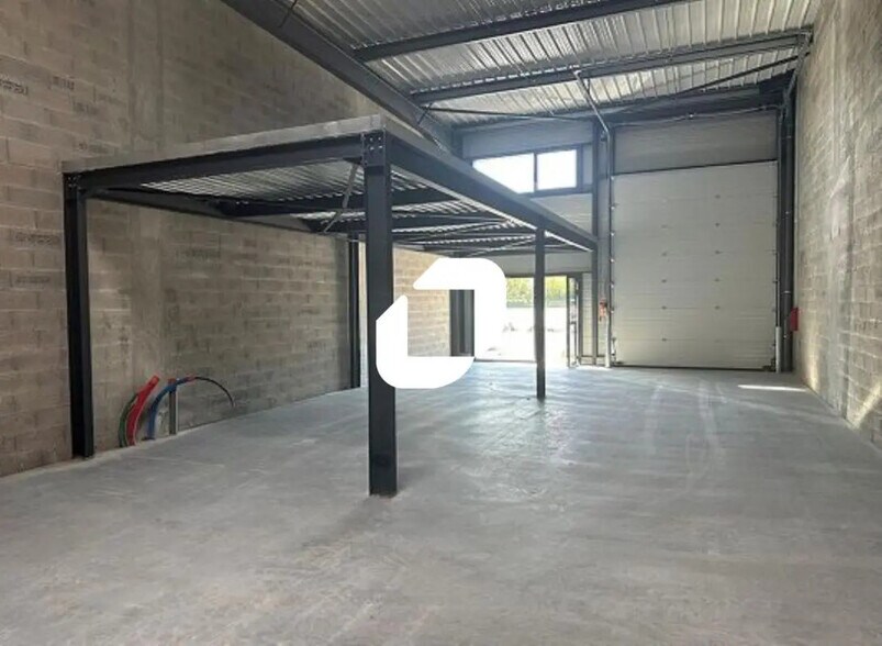 Flex in GRANDCHAMP-DES-FONTAINES for lease - Interior Photo - Image 1 of 15