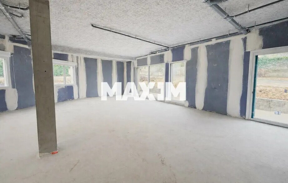 Retail in Daix for lease - Interior Photo - Image 3 of 7