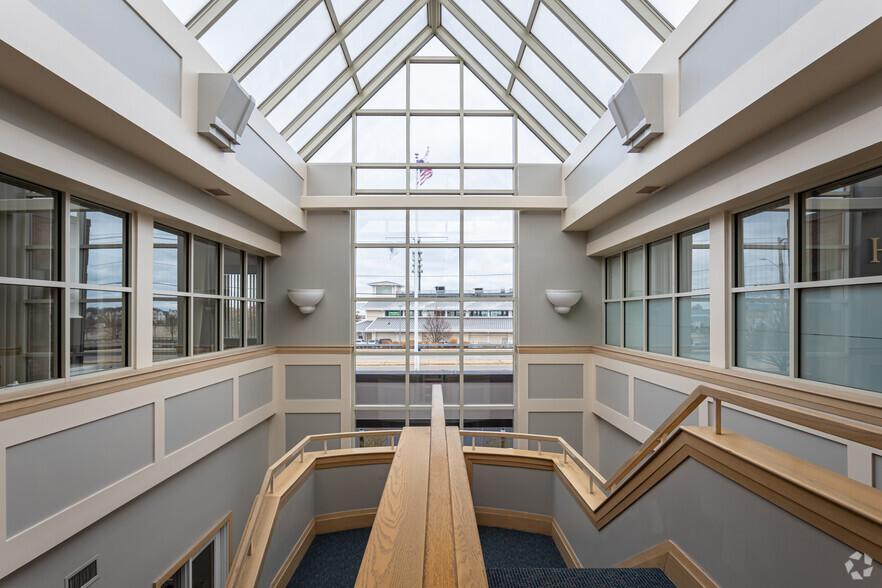 350 Lincoln St, Hingham, MA for lease - Lobby - Image 3 of 11