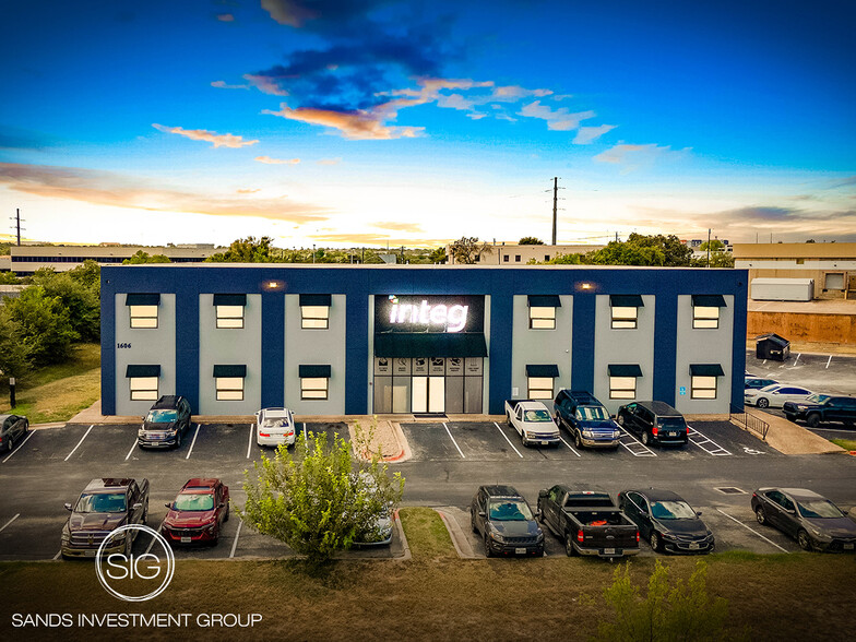 1606 Headway Cir, Austin, TX for lease - Primary Photo - Image 1 of 5