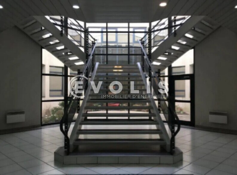 Office in Guyancourt for lease - Building Photo - Image 3 of 5