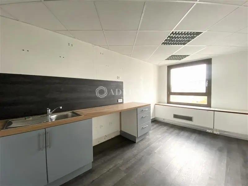Office in La Garenne-Colombes for lease Interior Photo- Image 1 of 1