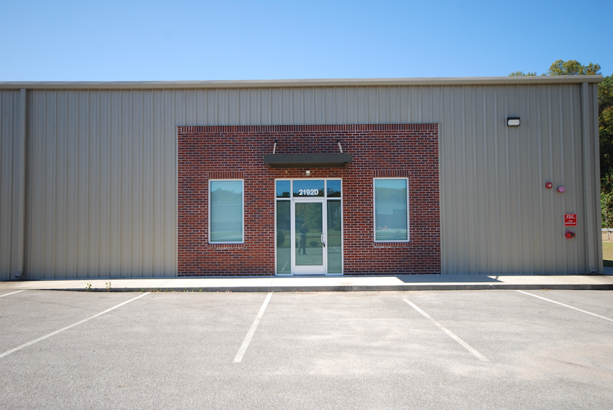 2192 Express Dr, Jackson, TN for lease - Building Photo - Image 1 of 25