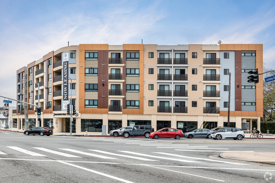 11701 W Gateway Blvd, Los Angeles, CA for lease - Primary Photo - Image 1 of 23