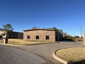 8213 Glade Ave, Oklahoma City, OK for lease Building Photo- Image 2 of 8