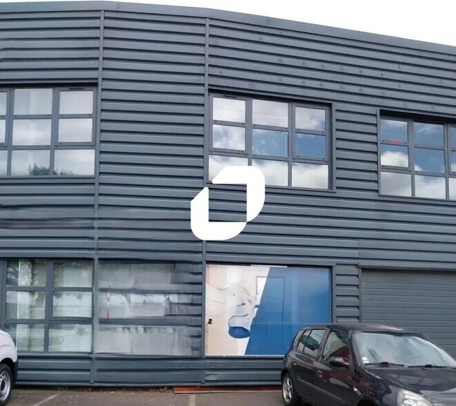 Office in Couëron for lease - Building Photo - Image 2 of 5