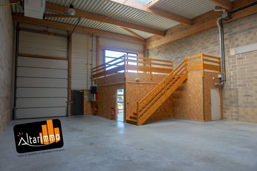 Flex in Chartres for lease - Interior Photo - Image 2 of 25