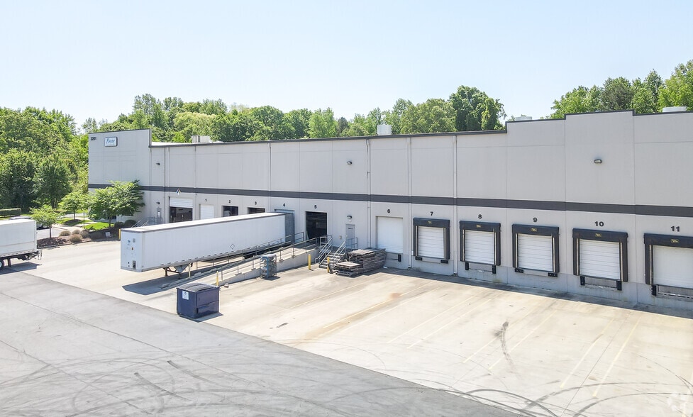 2201 Interstate North Dr, Charlotte, NC for lease - Building Photo - Image 3 of 13