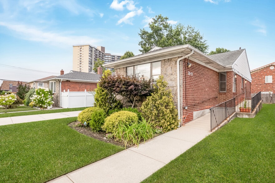 2611 Corporal Kennedy St, Bayside, NY for sale - Building Photo - Image 3 of 26