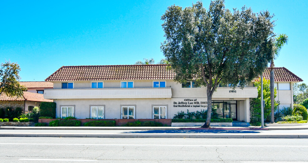 17452 Irvine Blvd, Tustin, CA for lease - Primary Photo - Image 1 of 3