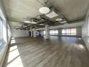 Office in Saint-Ouen for lease Interior Photo- Image 2 of 2